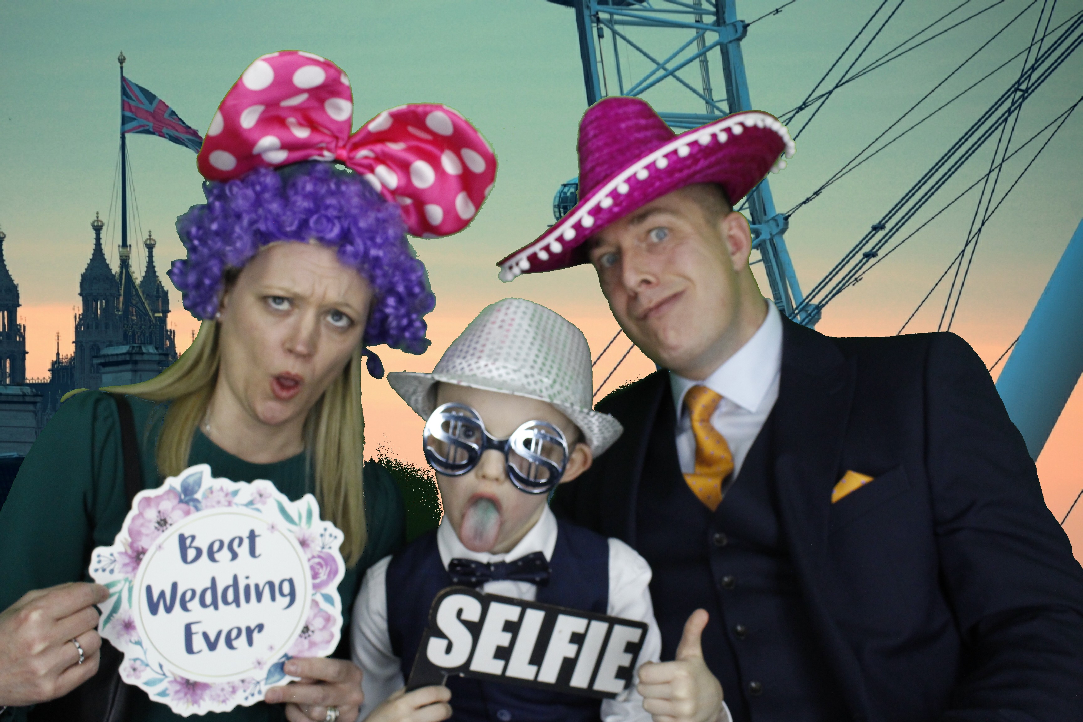 Mr & Mrs Mills | View more photos from the event at gallery.myphotoboothexperience.co.uk/u/MyPhotoBoothExperienceLtd/Mr-Mrs-Mills